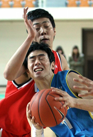 26일 고려대학교 화정체육관에서 열린 2010 대학농구리그 개막전에서 연세대 이관희와 고려대 정창희가 공을 다투고 있다.