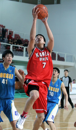 26일 고려대학교 화정체육관에서 열린 2010 대학농구리그 개막전에서 고려대 정창영이 연세대 수비를 피해 슛하고 있다.