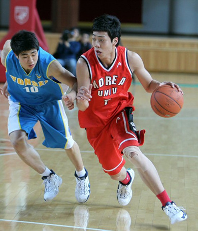26일 고려대학교 화정체육관에서 열린 2010 대학농구리그 개막전에서 고려대 정창영이 연세대 김지완을 피해 공을 드리블하고 있다.