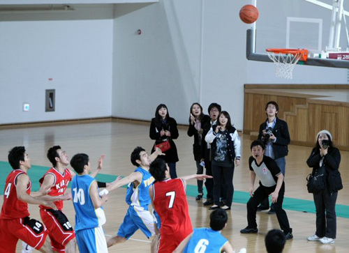 26일 고려대학교 화정체육관에서 열린 2010 대학농구리그 개막전 고려대와 연세대 경기에서 76-75 1점차로 뒤진 고려대가 경기 종료 1초를 남기고 회심의 슛을 던지고 있다. 슛은 빗나가고 결과는 1점차 연세대 승.