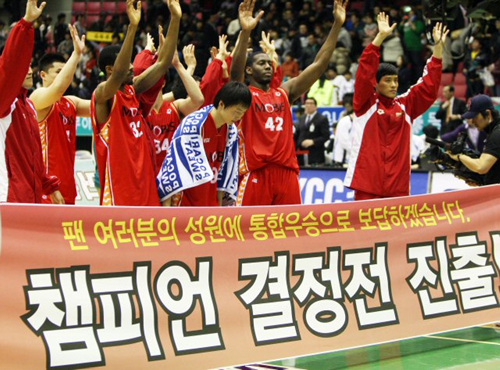 26일 오후 원주 치악체육관에서 열린 프로농구 4강 플레이오프 4차전에서 울산 모비스 선수들이 원주 동부를 상대로 승리한 뒤 팬들에게 인사하고 있다.