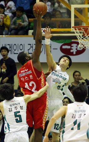 26일 오후 원주 치악체육관에서 열린 프로농구 4강 플레이오프 4차전 원주 동부와 울산 모비스의 경기에서 모비스 던스톤이 동부 윤호영의 수비를 피해 슛을 하고 있다.