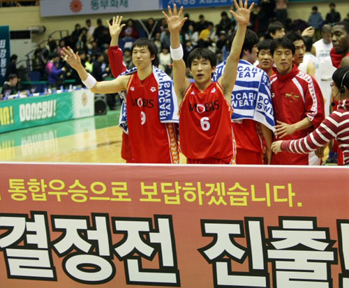 26일 오후 원주 치악체육관에서 열린 프로농구 4강 플레이오프 4차전에서 울산 모비스 양동근이 원주 동부를 상대로 승리한 뒤 팬들에게 인사하고 있다.