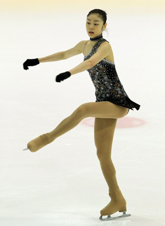 세계 피겨스케이팅 선수권대회 2연패에 도전하는 '피겨 퀸' 김연아가 26일 오후 이탈리아 토리노 타졸리 빙상장에서 열린 드레스 리허설에서 멋진 연기를 하고 있다.