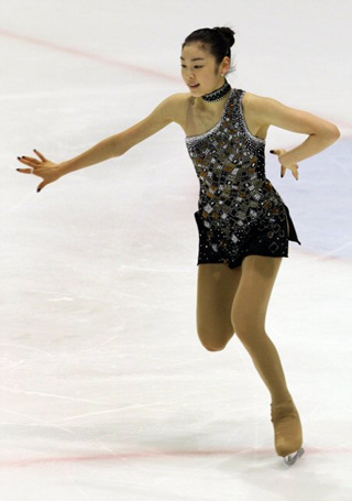 세계 피겨스케이팅 선수권대회 2연패에 도전하는 '피겨 퀸' 김연아가 26일 오후 이탈리아 토리노 타졸리 빙상장에서 열린 드레스 리허설에서 멋진 연기를 하고 있다.