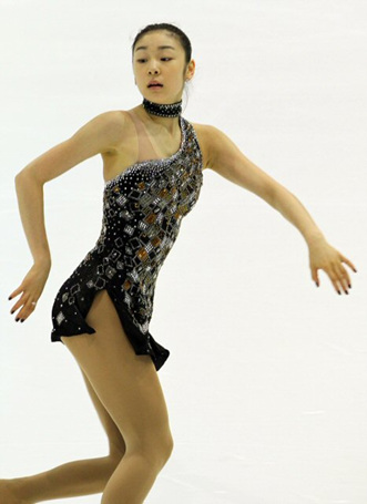 세계 피겨스케이팅 선수권대회 2연패에 도전하는 '피겨 퀸' 김연아가 26일 오후 이탈리아 토리노 타졸리 빙상장에서 열린 드레스 리허설에서 멋진 연기를 하고 있다.