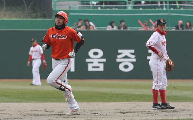 27일 오후 인천 문학구장에서 열린 프로야구 2010시즌 개막전 한화-SK경기, 1회초 1사 1루에서 한화 김태완이 시즌 첫 홈런을 터뜨리고 그라운드를 돌고 있다.