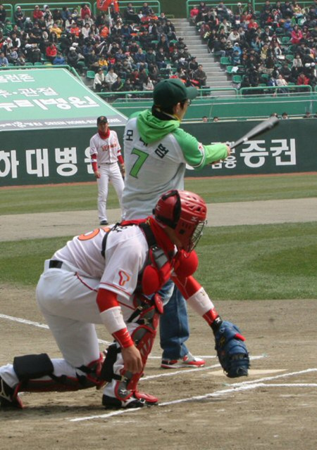 27일 오후 인천 문학구장에서 '그린스포츠 선포식'을 겸해 열린 프로야구 2010시즌 개막 공식행사에서 동계올림픽 금메달리스트 모태범이 시타를 하고 있다.