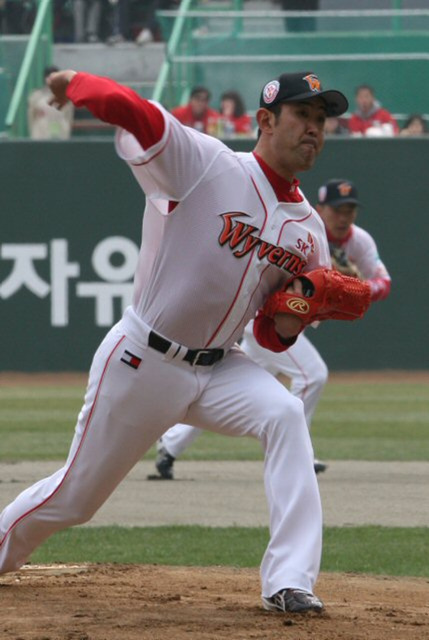 27일 오후 인천 문학구장에서 열린 프로야구 2010시즌 개막전 한화-SK경기에서 SK 선발 카도쿠라가 역투하고 있다.