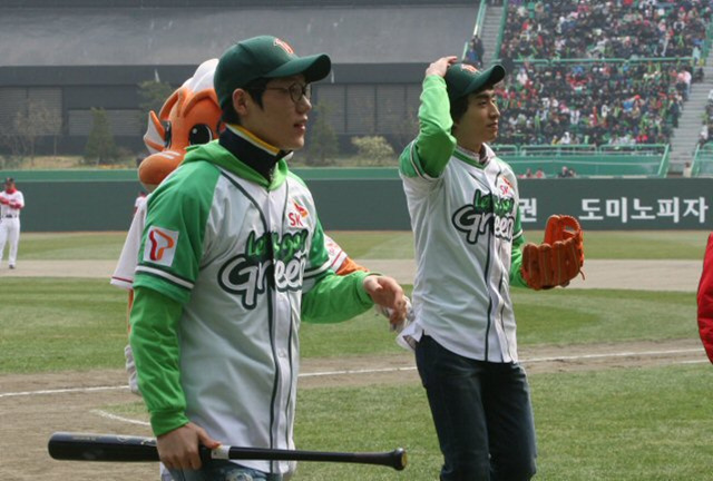 27일 오후 인천 문학구장에서 '그린스포츠 선포식'을 겸해 열린 프로야구 2010시즌 개막 공식행사에서 동계올림픽 금메달리스트 이승훈과 모태범이 시구, 시타를 마친 후 그라운드를 나서고 있다.