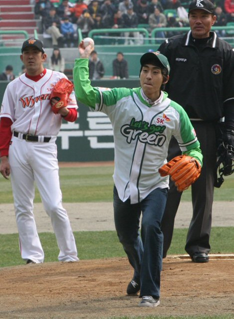 27일 오후 인천 문학구장에서 '그린스포츠 선포식'을 겸해 열린 프로야구 2010시즌 개막 공식행사에서 동계올림픽 금메달리스트 이승훈이 시구를 하고 있다.