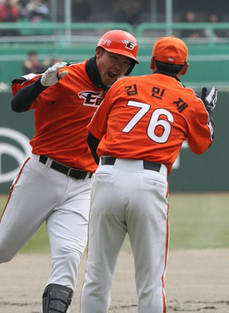 27일 오후 인천 문학구장에서 열린 프로야구 2010시즌 개막전 한화-SK경기, 1회초 1사 1루에서 한화 김태완이 시즌 첫 홈런을 터뜨리고 그라운드를 돌고 있다.
