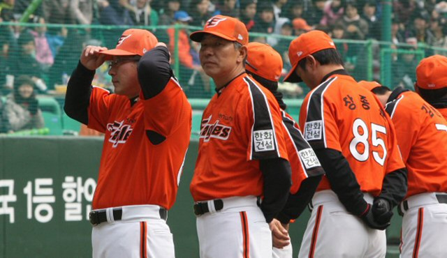 27일 오후 인천 문학구장에서 열린 프로야구 2010시즌 개막 공식행사에서 감독으로서 첫 시즌을 맞는 한화 한대화 감독이 좋은 성적을 다짐하듯 모자를 고쳐 쓰고 있다.