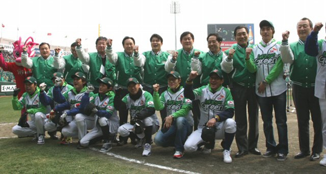 27일 오후 인천 문학구장에서 '그린스포츠 선포식'을 겸해 열린 프로야구 2010시즌 개막 공식행사에서 유영구 KBO총재, 안상수 인천시장 등 내빈들과 동계올림픽 금메달리스트 모태범, 이승훈, 천하무적야구단이 기념촬영을 하고 있다.