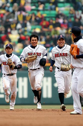 27일 오후 서울 잠실야구장에서 열린 2010 프로야구 개막전 두산 베어스-기아 타이거즈 경기, 두산 이종욱(왼쪽 두번째)이 8회초 기아 이종범의 안타성 타구를 호수비로 잡아낸 후 팀 동료들과 함께 기뻐하고 있다.