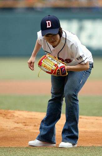 27일 오후 서울 잠실야구장에서 열린 2010 프로야구 개막전 두산 베어스-기아 타이거즈 경기, 밴쿠버 동계올림픽 여자 스피드스케이팅 금메달리스트 이상화가 시구를 하고있다.