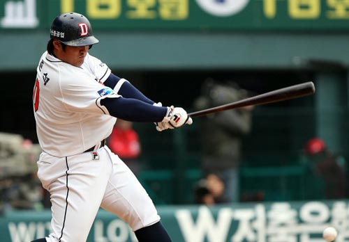 27일 오후 서울 잠실야구장에서 열린 2010 프로야구 개막전 두산 베어스-기아 타이거즈 경기, 두산 최준석이 7회말 2사 2루 상황에서 1타점 적시타를 치고 있다.