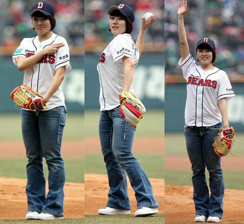 27일 오후 서울 잠실야구장에서 열린 2010 프로야구 개막전 두산 베어스-기아 타이거즈 경기, 밴쿠버 동계올림픽 여자 스피드스케이팅 금메달리스트 이상화가 시구를 하고있다.