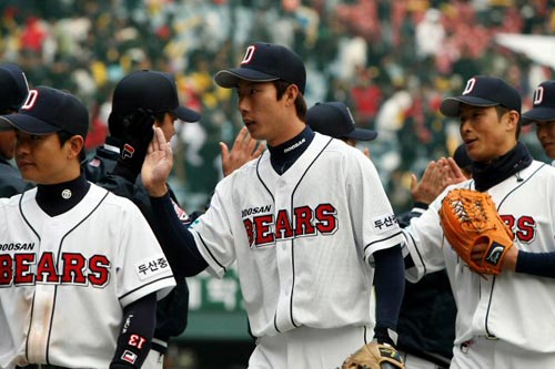 27일 오후 서울 잠실야구장에서 열린 2010 프로야구 개막전 두산 베어스-기아 타이거즈 경기,  두산 선수들이 기아를 8대 3으로 꺾은 후 하이파이브를 하고 있다.