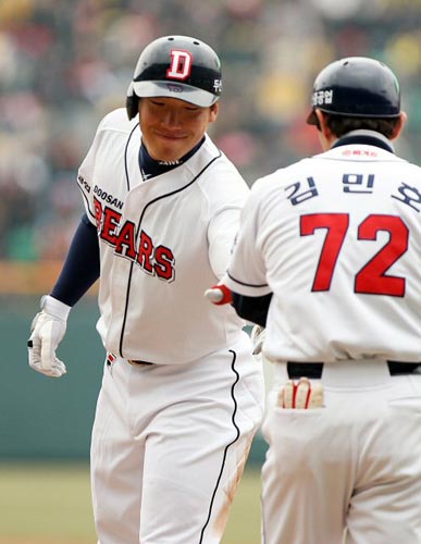 27일 오후 서울 잠실야구장에서 열린 2010 프로야구 개막전 두산 베어스-기아 타이거즈 경기,  두산 김현수(왼쪽)가 안타를 친 후 기뻐하고 있다.