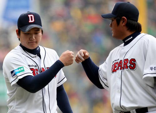 27일 오후 서울 잠실야구장에서 열린 2010 프로야구 개막전 두산 베어스-기아 타이거즈 경기, 두산 두번째 투수 임태훈이 6회초를 마친 뒤 1루수 최준석과 주먹을 맞대고 있다.