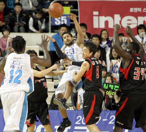 27일 전북 전주실내체육관에서 열린 2009-2010 프로농구 4강 플레이오프 4차전 전주 KCC-부산 KT 경기, KCC 전태풍이 KT 수비진을 따돌리고 패스하고 있다.