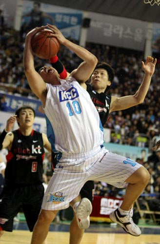 27일 전북 전주실내체육관에서 열린 2009-2010 프로농구 4강 플레이오프 4차전 전주 KCC-부산 KT 경기, KCC 최성근이 KT 박상오에 앞서 리바운드를 하고 있다.