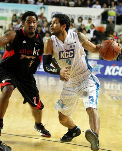 27일 전북 전주실내체육관에서 열린 2009-2010 프로농구 4강 플레이오프 4차전 전주 KCC-부산 KT 경기, KCC 전태풍(오른쪽)이 KT 박태양의 수비를 피해 드리블하고 있다.