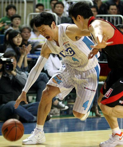 27일 전북 전주실내체육관에서 열린 2009-2010 프로농구 4강 플레이오프 4차전 전주 KCC-부산 KT 경기, KCC 추승균(왼쪽)이 KT 조성민의 수비를 앞에 두고 드리블을 하고 있다.