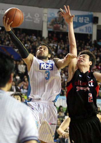 27일 전북 전주실내체육관에서 열린 2009-2010 프로농구 4강 플레이오프 4차전 전주 KCC-부산 KT 경기, KCC 전태풍(왼쪽)이 KT 송영진의 수비를 뚫고 슛을 하고 있다.