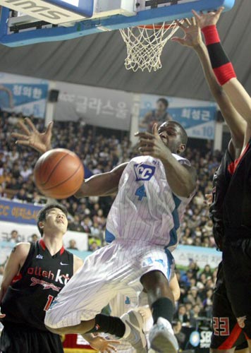 27일 전북 전주실내체육관에서 열린 2009-2010 프로농구 4강 플레이오프 4차전 전주 KCC-부산 KT 경기, KCC 아이반 존슨이 몸을 던져 리바운드를 하고 있다.