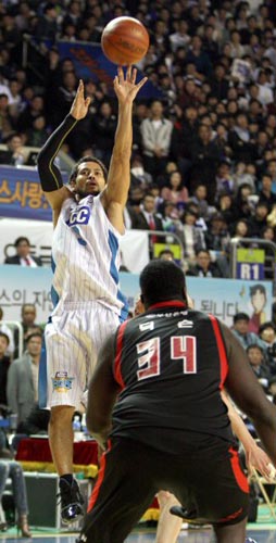 27일 전북 전주실내체육관에서 열린 2009-2010 프로농구 4강 플레이오프 4차전 전주 KCC-부산 KT 경기, KCC 전태풍(왼쪽)이 KT 딕슨을 앞에 두고 슛을 하고 있다.