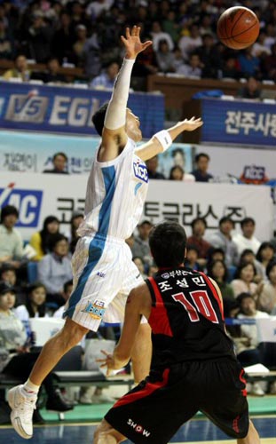 27일 전북 전주실내체육관에서 열린 2009-2010 프로농구 4강 플레이오프 4차전 전주 KCC-부산 KT 경기, KCC 추승균(왼쪽)이 KT 조성민의 수비에 걸려 공을 놓치고 있다.
