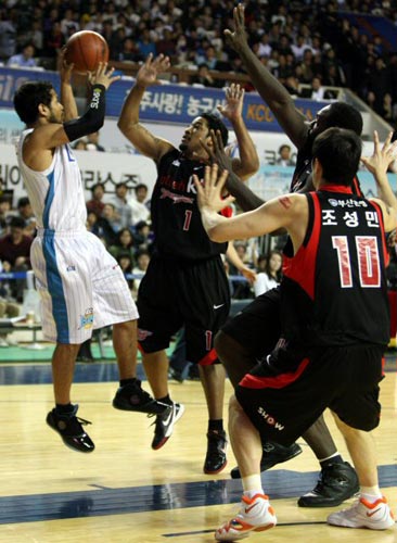 27일 전북 전주실내체육관에서 열린 2009-2010 프로농구 4강 플레이오프 4차전 전주 KCC-부산 KT 경기, KCC 전태풍(왼쪽)이 KT 수비를 피해 패스를 시도하고 있다.