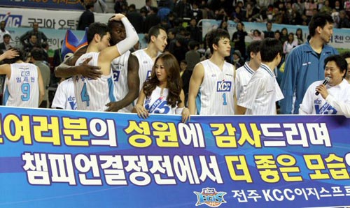 27일 전북 전주실내체육관에서 열린 2009-2010 프로농구 4강 플레이오프 4차전 전주 KCC-부산 KT 경기, KCC 선수들이 KT에 11점차 승리를 거두며 3승1패로 챔피언결정전 진출을 확정 지은 후 기뻐하고 있다.