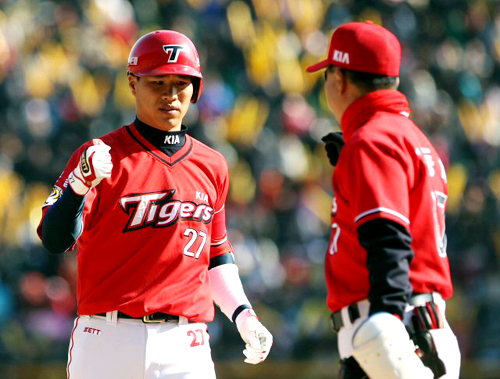 28일 오후 서울 잠실구장에서 벌어진 2010 프로야구 두산과 KIA 경기. KIA 김상현이 4회초 1사 1,2루 상황에서 1타점을 올리는 좌전 1루타를 때린 뒤 김동재 코치와 주먹을 맞대며 기뻐하고 있다.