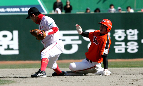 28일 오후 인천문학구장에서 열린 프로야구 SK-한화경기. 5회초 한화공격무사 1루에서 1루주자 정현석이 1번 강동우 번트 때 2루에서 포스아웃되고 있다.