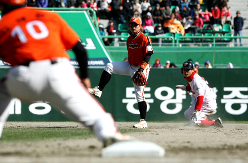 28일 오후 인천문학구장에서 열린 프로야구 SK-한화경기. 5회말 무사 SK 1루주자 조동화가 정근우의 내야 땅볼 때 2루로 진루하고 있다. 이 날 SK는 한화를 6대 3으로 이겼다.