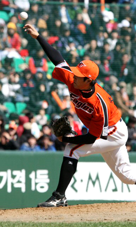 28일 오후 인천문학구장에서 열린 프로야구 SK-한화경기에서 한화 선발 유원상이 역투하고 있다.