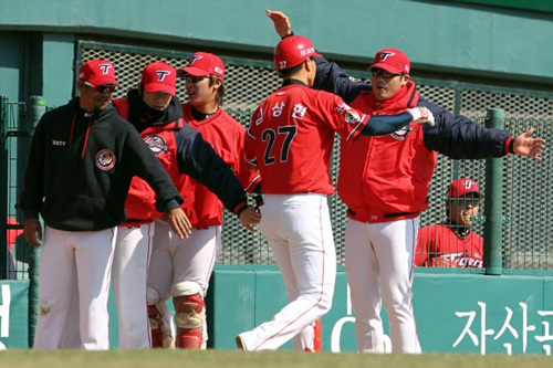 28일 오후 서울 잠실구장에서 벌어진 2010 프로야구 두산과 KIA 경기. 1회초 2사 주자없는 상황에서 KIA 김상현이 왼쪽 담장을 넘는 1점짜리 백투백 홈런을 때린 뒤 홈을 밟고 동료 서재응의 축하를 받고 있다.