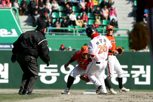28일 오후 인천 문학구장에서 열린 프로야구 SK-한화전. 6회말 무사 1루에서 1루주자 박경완이 8번 김강민의 삼진 아웃때 2루로 뛰다 태그아웃되고 있다.