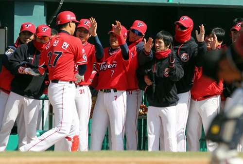 28일 오후 서울 잠실구장에서 벌어진 2010 프로야구 두산과 KIA 경기. 1회초 2사 주자없는 상황에서 KIA 김상현이 왼쪽 담장을 넘는 1점짜리 백투백 홈런을 때린 뒤 홈을 밟고 동료들의 축하를 받고 있다.