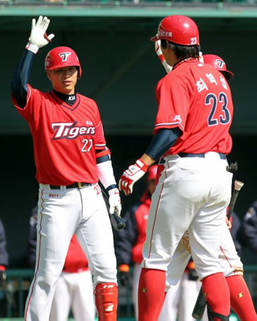 28일 오후 서울 잠실구장에서 벌어진 2010 프로야구 두산과 KIA 경기. 1회초 2사 2루 상황에서 KIA 최희섭이 오른쪽 담장을 넘는 2점짜리 홈런을 때린 뒤 홈을 밟고 동료 김상현과 하이파이브를 하고 있다. 김상현은 뒤이어 타석에 나와 1점짜리 백투백 홈런포를 날렸다.