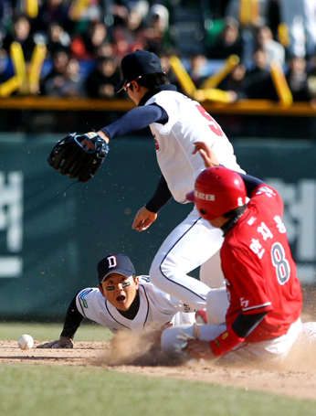 28일 오후 서울 잠실구장에서 벌어진 2010 프로야구 두산과 KIA 경기. 4회초 무사 1루 KIA 나지완 내야안타 때 1루주자 안치홍이 2루에서 세이프되고 있다. 공 던지는 두산 유격수는 손시헌.