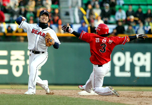 28일 오후 서울 잠실구장에서 벌어진 2010 프로야구 두산과 KIA 경기. 9회초 KIA 이종범 병살타 때 1루주자 김선빈이 2루에서 아웃되고 있다. 두산 2루수는 김재호.