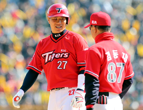 28일 오후 서울 잠실구장에서 벌어진 2010 프로야구 두산과 KIA 경기. KIA 김상현이 2회초 1사 1,2루 상황에서 2루수 실책으로 출루한 뒤 환하게 웃고 있다.