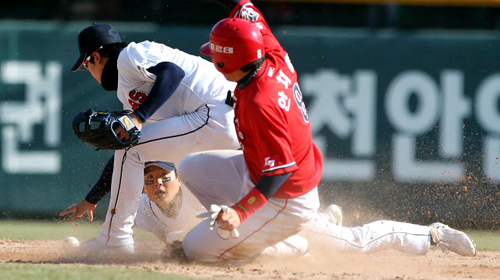 28일 오후 서울 잠실구장에서 벌어진 2010 프로야구 두산과 KIA 경기. 4회초 무사 1루 KIA 나지완 내야안타 때 1루주자 안치홍이 2루에서 세이프되고 있다. 1루로 송구하려고 공을 잡는 선수는 두산 2루수는 오재원, 다리 사이는 유격수 손시헌.