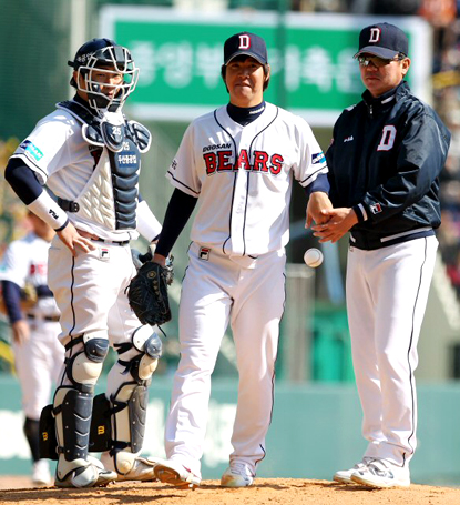 28일 오후 서울 잠실구장에서 벌어진 2010 프로야구 두산과 KIA 경기. 두산 선발 이현승이 2회초 1사 1,2루 상황에서 KIA 김상현에게 내야 안타를 허용한 뒤 마운드를 내려오고 있다.