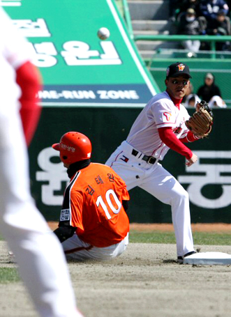 28일 오후 인천문학구장에서 열린 프로야구 SK-한화경기. 1회초 한화공격 1사 만루에서 1루주자 김태완이 이도형의 내야 땅볼로 2루에서 포스아웃되고 있다. SK 2루수는 정근우.