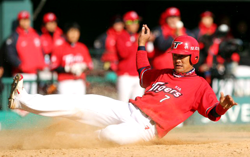 28일 오후 서울 잠실구장에서 벌어진 2010 프로야구 두산과 KIA 경기. KIA 이종범이 5회초 1사 1,2루 나지완 좌전 1루타 때 홈을 밟고 있다.